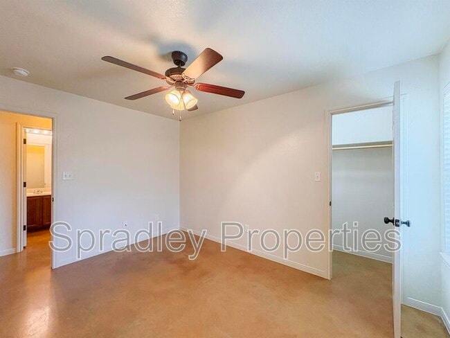 Building Photo - 517B Kendra Dr