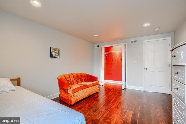 Building Photo - 1730 E Chase St