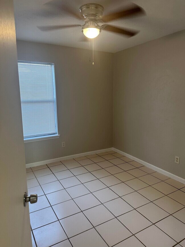 Building Photo - 1830 Sylvan Ct