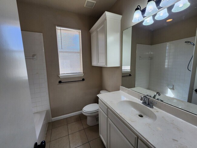 Building Photo - Roomy 3 Bedroom Duplex in Benbrook