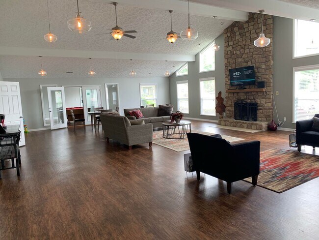 Building Photo - Spacious One Bedroom Apartment with W/D Connection!