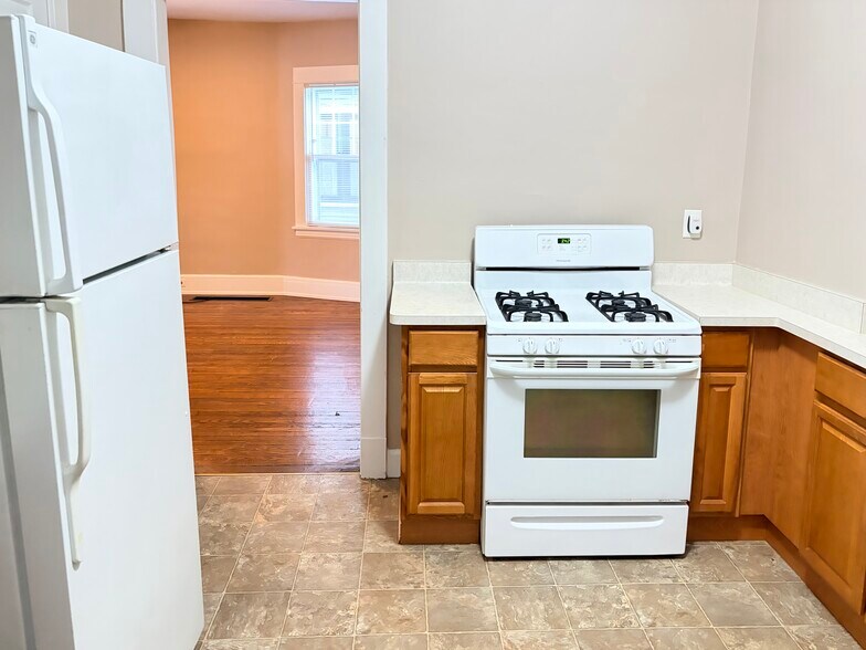 Building Photo - 693 Linwood Ave