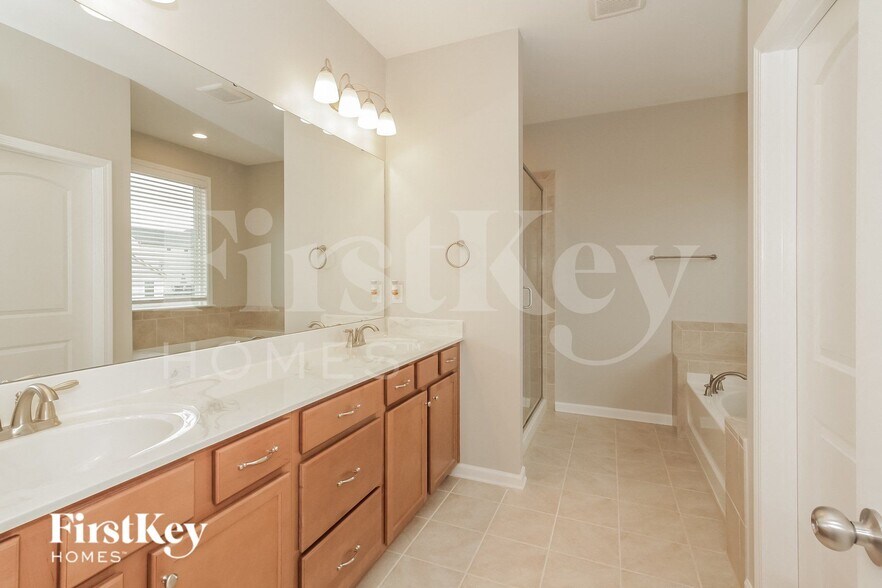 Building Photo - 7724 Meridale Forest Dr