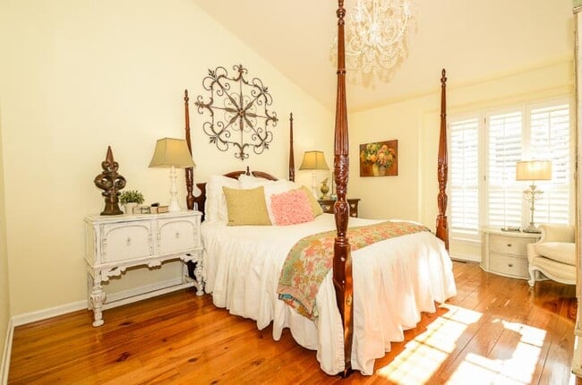 Building Photo - 8326 Linden Oaks Ct