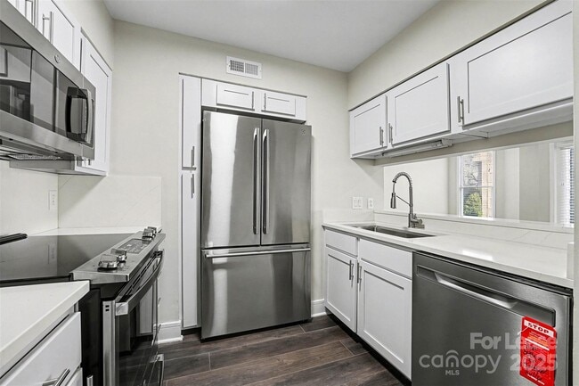 Building Photo - 300 S Cedar St