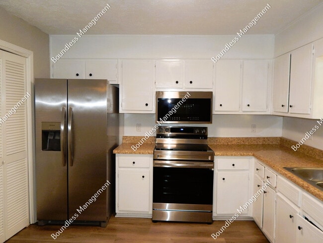 Building Photo - 2170 Wells Dr SE