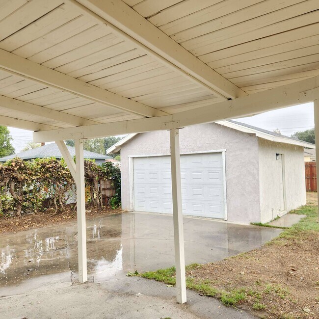 Building Photo - Belle