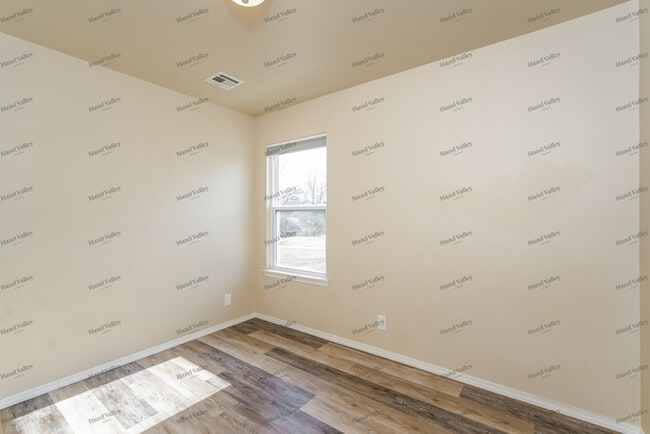 Building Photo - 513 E 48th Pl N