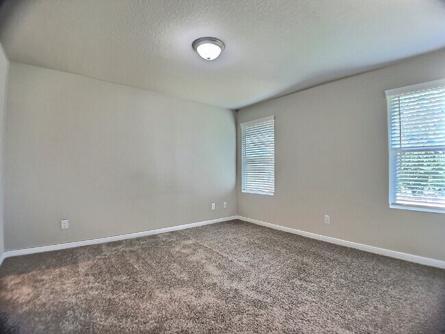 Building Photo - "Spacious 3-Bedroom Oasis with 2.5 Baths i...