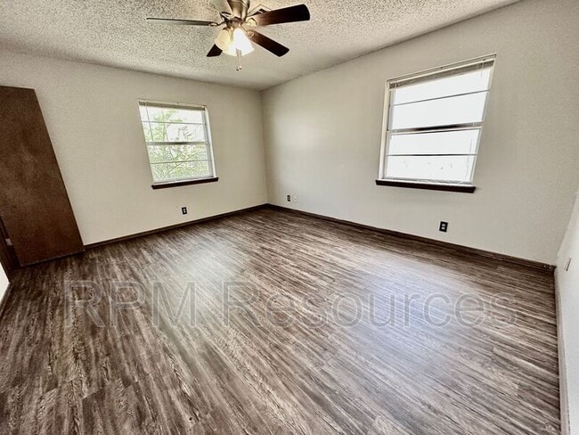Building Photo - 1000 Juno Cir