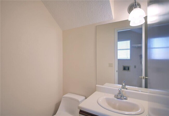 Building Photo - 1015 E Yager Ln