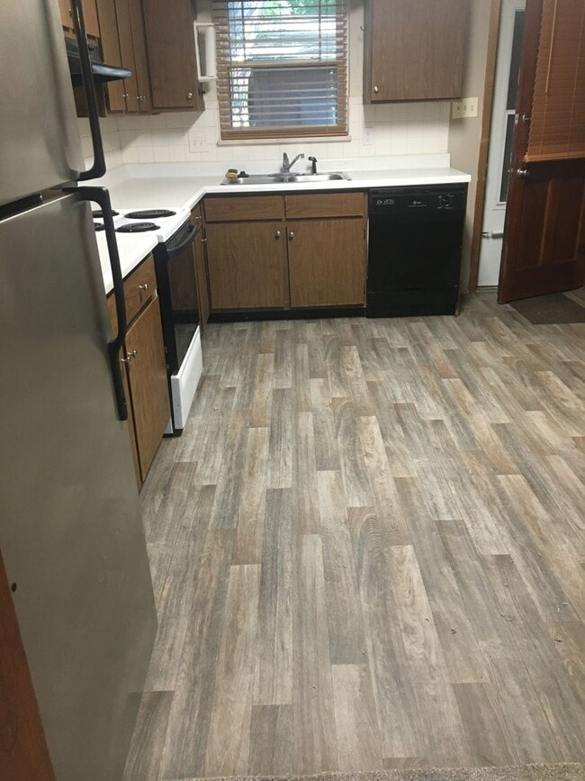 Building Photo - West Knoxville 37909 - 2 bedroom Duplex(half) in desirable West Knoxville - Inquire by Text or em...