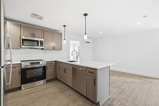 Building Photo - 180 Deer Park Ave