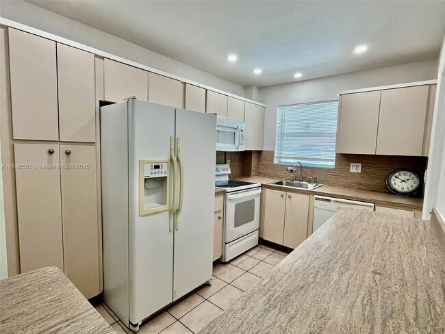 Building Photo - 581 Blue Heron Dr