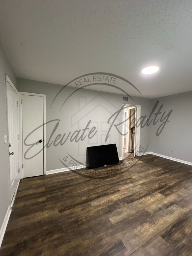 Building Photo - Trailwood Circle 909-911