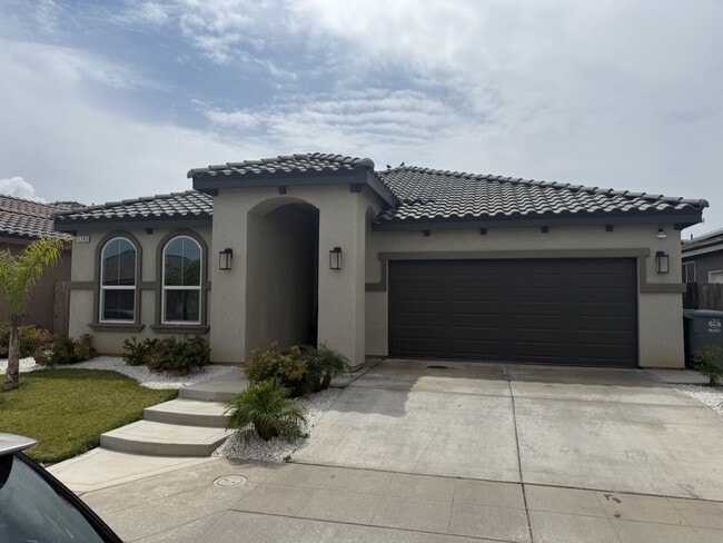 Building Photo - Welcome Home! Madera 3 Bedroom 2 bathroom with Solar