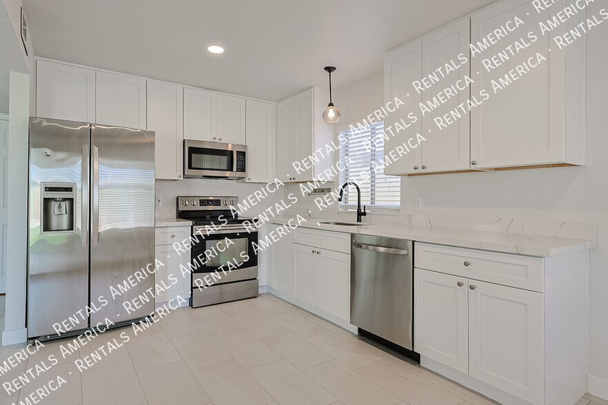 Building Photo - 4018 W Camino Vivaz