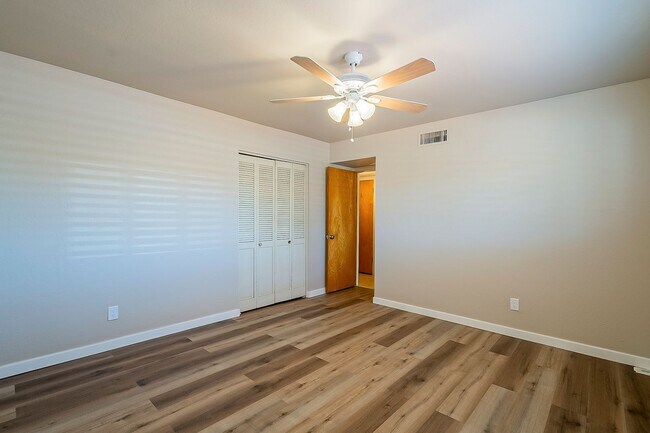 Building Photo - Move in Ready! 3 Bedrooms, 3 Bathrooms & P...