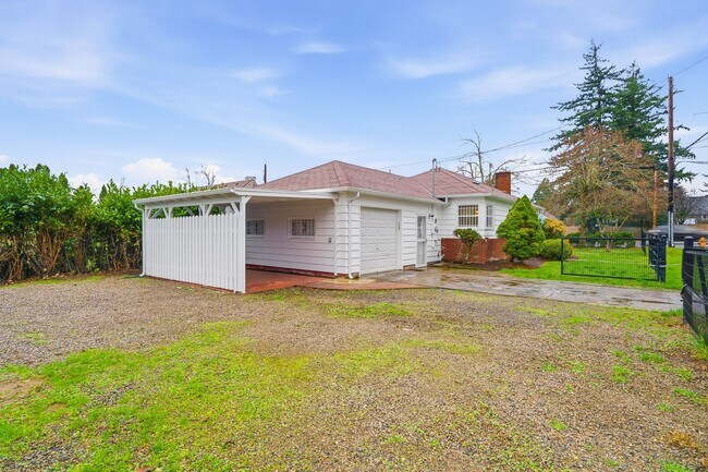 Building Photo - Fully Remodeled Beauty with Hardwood Floors in Prime SE Location