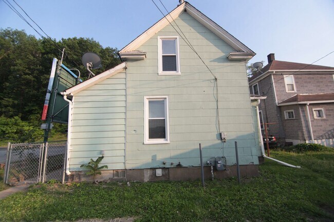 Building Photo - Updated 1 Bedroom Pet Friendly Home - Rent...