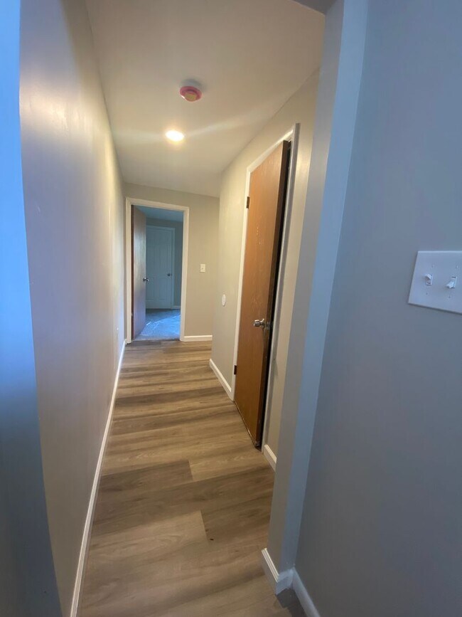 Building Photo - Spacious 5 Bedroom, 2 Bath Townhome – Edge...