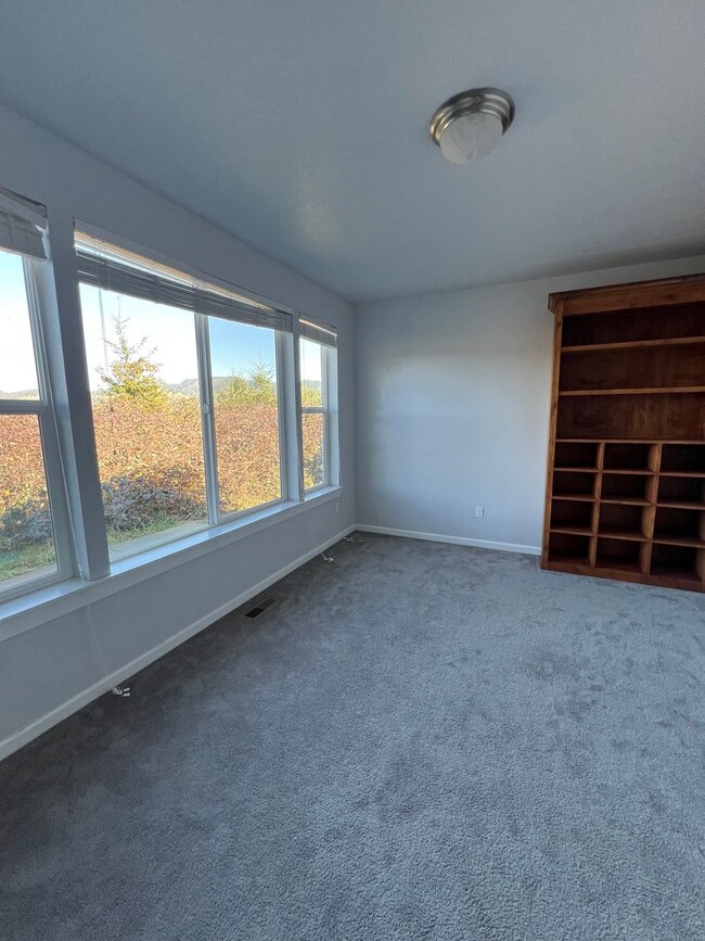 Building Photo - Beautiful Hilltop Country Home with Stunning Views