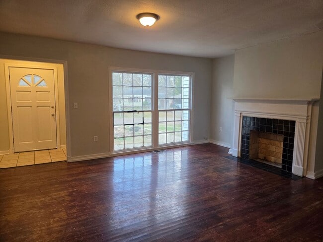 Building Photo - Spacious 4 Bed/ 2 Bath in North Jackson!