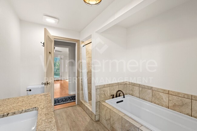 Building Photo - South Hill Charm