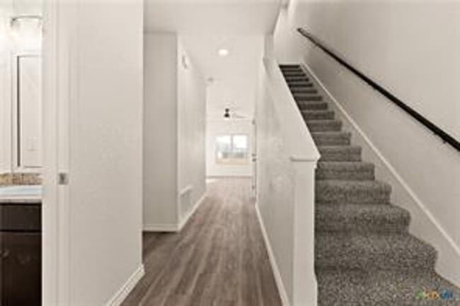 Building Photo - 1ST MONTH RENT FREE