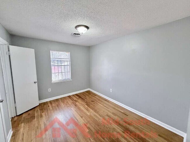 Building Photo - 2054 Benford St