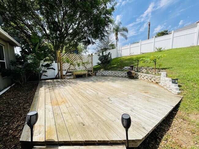 Building Photo - 1514 Sunset Village Blvd