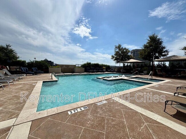 Building Photo - 330 E Las Colinas Blvd
