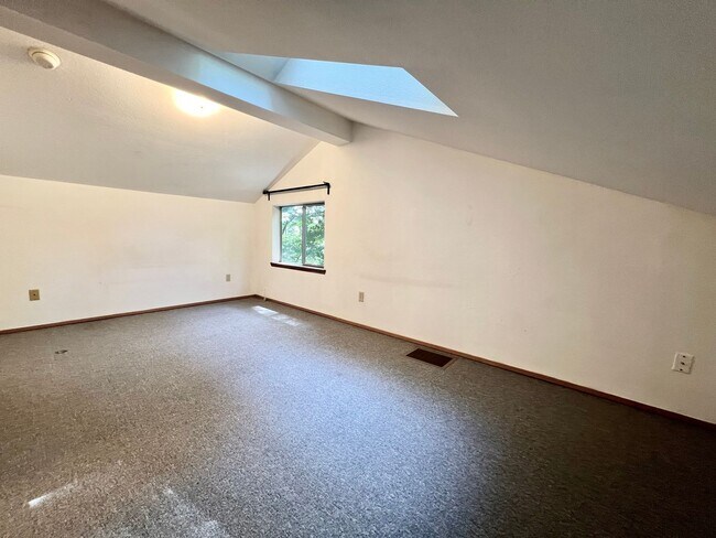 Building Photo - Relaxed 2-Bed, 1.5-Bath Home in a Quiet Gig Harbor Spot