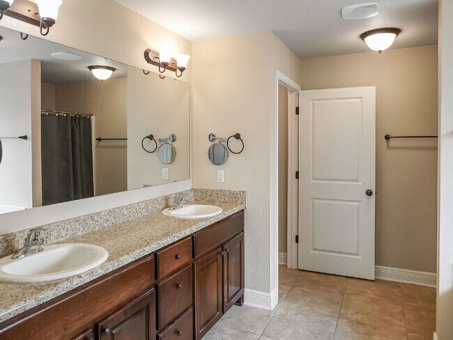 Building Photo - Clean and spacious home!