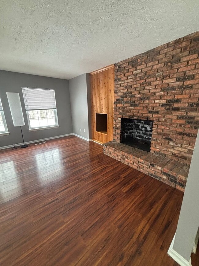 Building Photo - 6970 Carriage Hill Dr