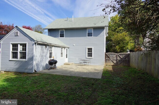 Building Photo - 923 Lewis Ave