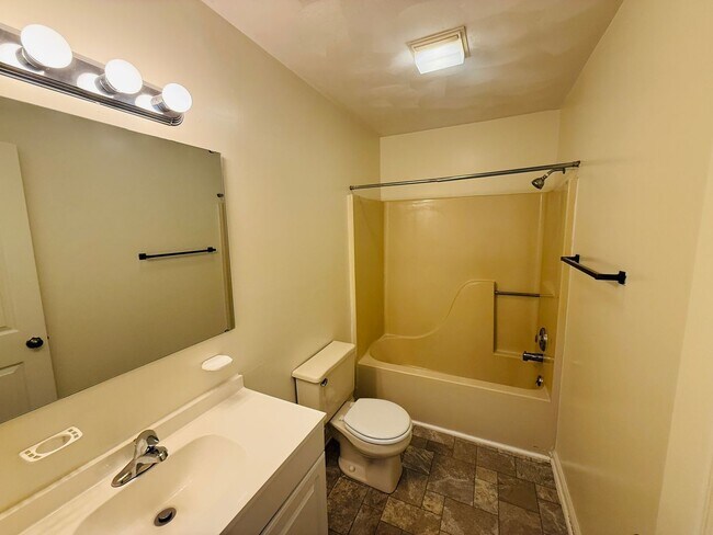 Building Photo - 882 Patrick Henry Dr