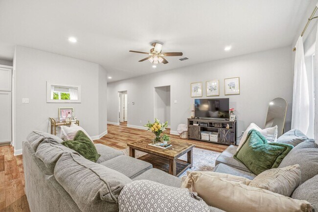 Building Photo - 191 Davis Ave