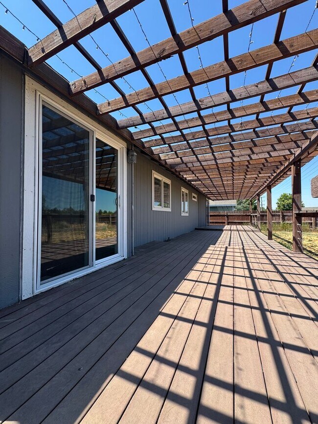 Building Photo - Spacious & Modern 3-Bedroom Home for Lease...
