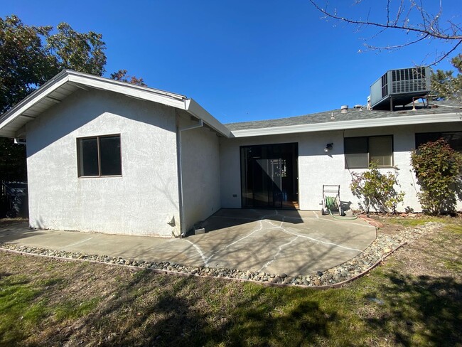 Building Photo - Quiet Duplex Near Z'Berg Park.