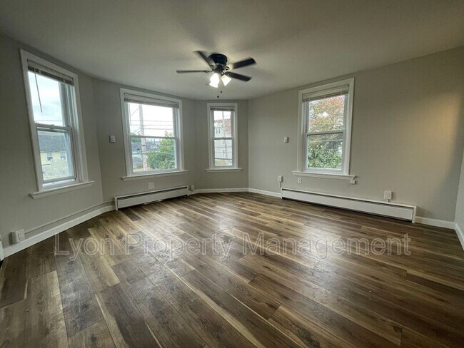 Building Photo - 412 Elm St