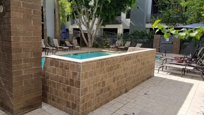 Building Photo - Luxury Gated Townhouse