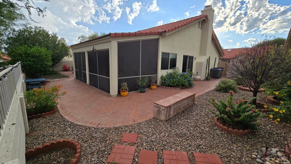 Building Photo - 5550 N Waterfield Dr