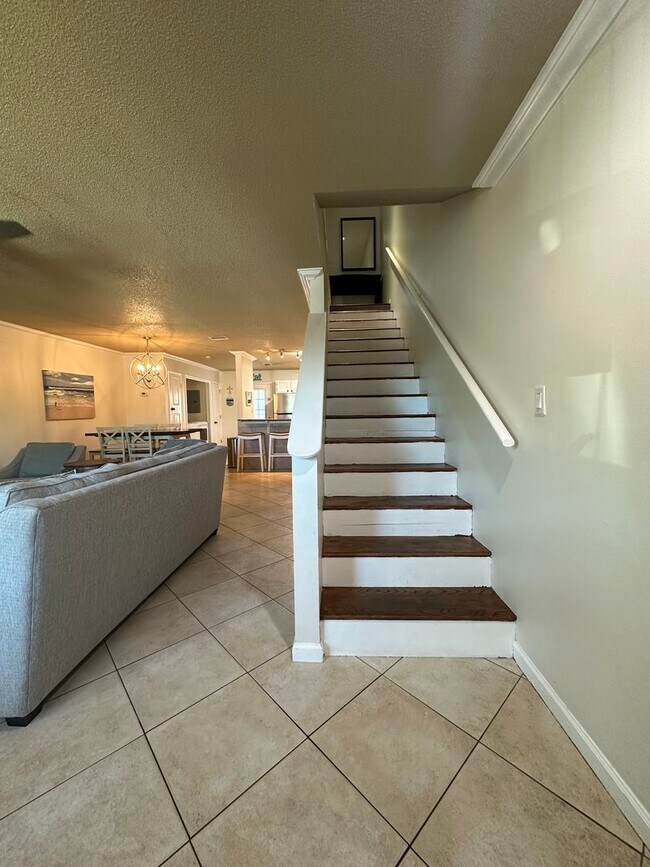 Building Photo - Just 2 blocks from BEACH!  *Move In Special-50% Off First Months Rent, Furnished/Unfurnished