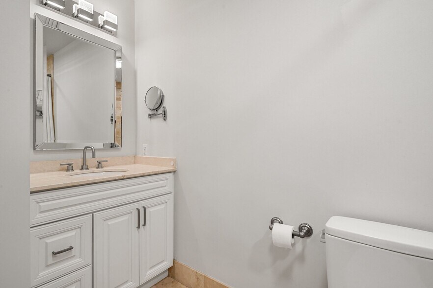 Building Photo - 703 E 4th St