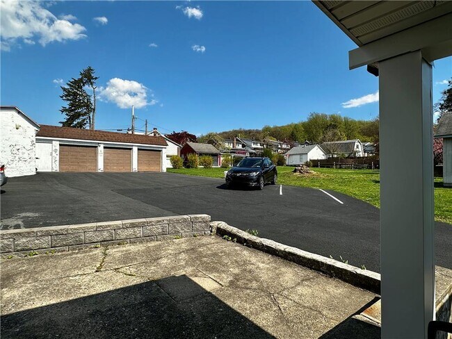 Building Photo - 2411 S 5th St