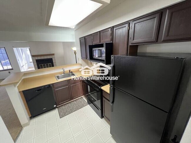 Building Photo - Elegant 2-bedroom 1-bathroom Single Story Townhome-NEW Carpet