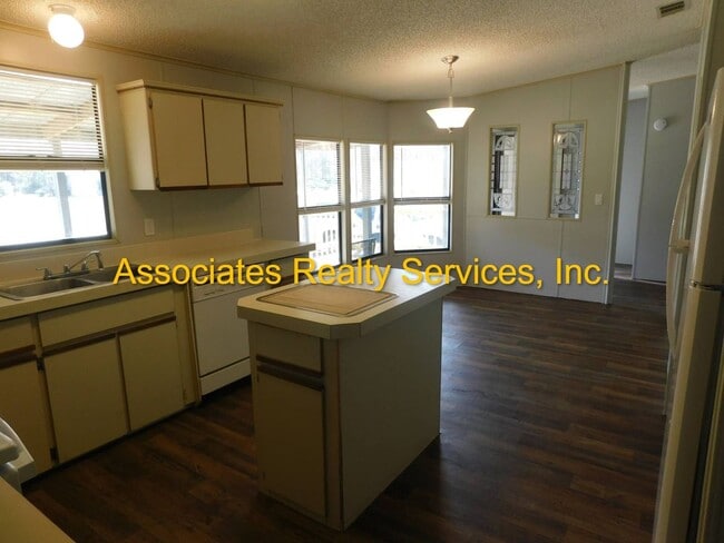 Building Photo - Secluded home in the country!