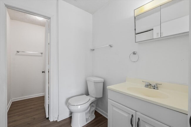 Building Photo - 851 Maple St