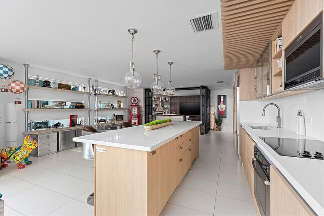 Building Photo - 1040 Biscayne Blvd